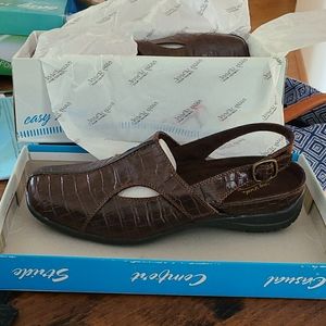 Women’s Easy Street Brown Shoes 9.5 WW NIB